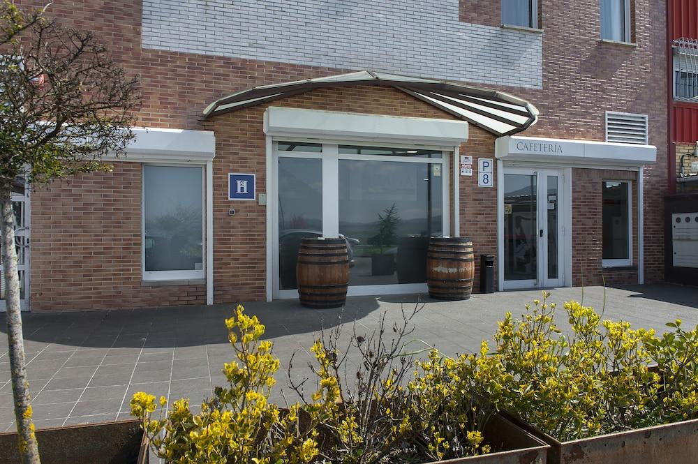Iraipe Izaga Hostal Noáin Zewnętrze zdjęcie